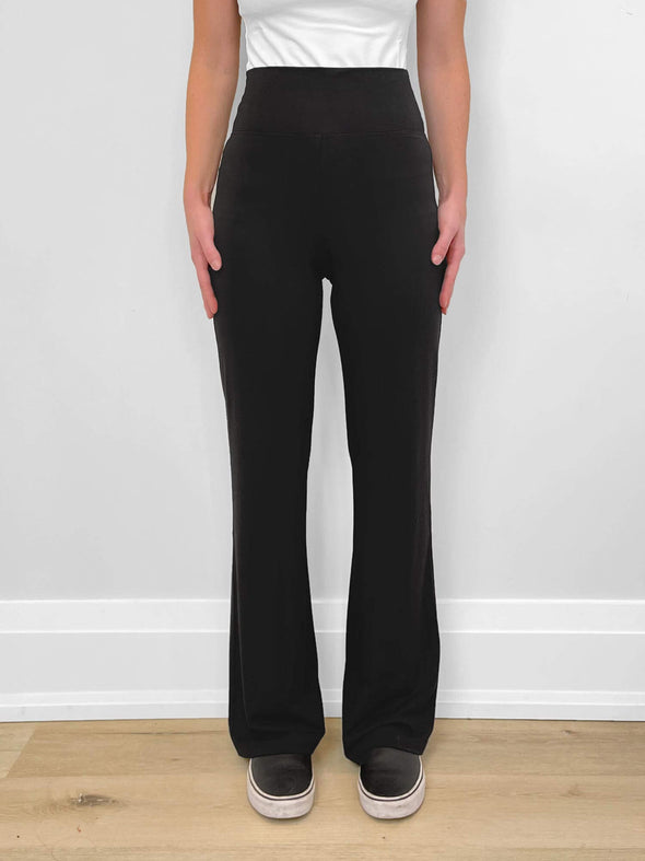 A close up front image of Miik's Sina straight leg pant in black